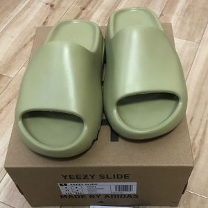 Yeezy Slides size 4